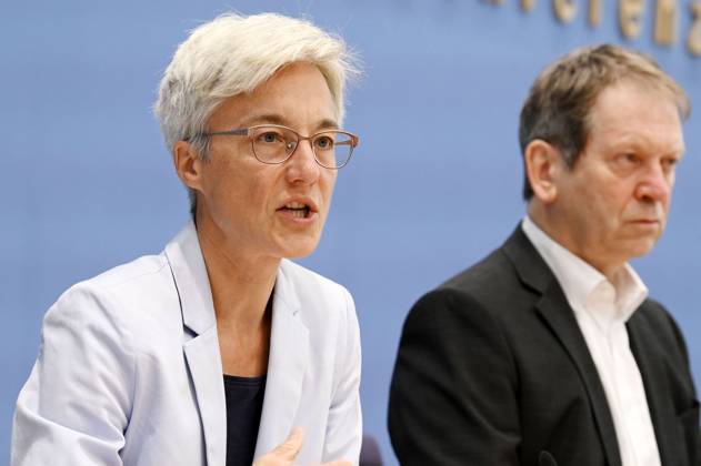 Brigitte Knopf und Hans-Martin Henning bei der Bundespressekonferenz Expertenrat für Klimafragen: Veröffentlichung der Stellungnahme zum Klimaschutzprogramm 2023 und des Prüfberichts für die Sektoren Gebäude und Verkehr im Haus der Bundespressekonferenz. Berlin, 22.08.2023