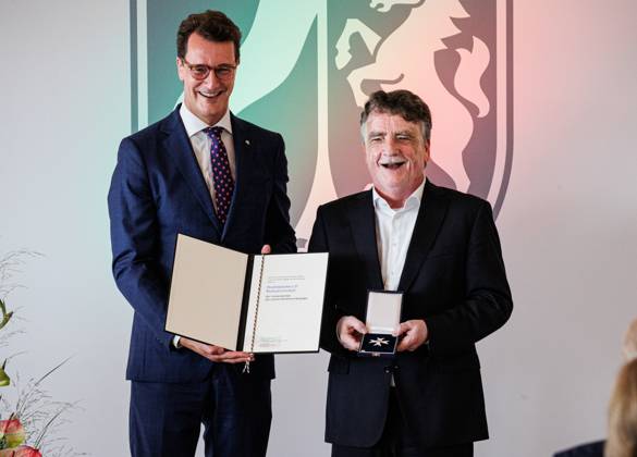 22.08.2023. Düsseldorf. NRW-Ministerpräsident Hendrik Wüst (li.) verleiht den Verdienstorden des Landes Nordrhein-Westfalen an Staatsminister a. D. Michael Groschek aus Düsseldorf (re.). Der frühere Generalsekretär und spätere Vorsitzende der SPD in Nordrhein-Westfalen hat als langjähriges Ratsmitglied in seiner Heimatstadt Oberhausen und Minister für Bauen, Wohnen, Stadtentwicklung und Verkehr des Landes Nordrhein-Westfalen sichtbare Spuren hinterlassen: Bezahlbaren Wohnraum schaffen, alte Stadtquartiere behutsam modernisieren, die Bürgerinnen und Bürger stärker an politischen Entscheidungen und Planungen beteiligen, eine moderne Verkehrsinfrastruktur im Transitland Nordrhein-Westfalen und Mobilität gerade für ältere Menschen sichern, geh