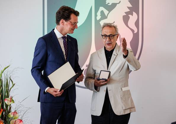22.08.2023. Düsseldorf. NRW-Ministerpräsident Hendrik Wüst (li.) verleiht den Verdienstorden des Landes Nordrhein-Westfalen an Dieter Kosslick aus Berlin (re.). Der seinerzeit erste Geschäftsführer der Filmstiftung NRW hat die Entwicklung Nordrhein-Westfalens zu einem der wichtigsten europäischen Film- und Medienstandorte mit sichtbaren Erfolgen vorangetrieben. So holte er zum Beispiel zahlreiche internationale Filmproduktionen nach Nordrhein-Westfalen. Zugleich kümmerte er sich um die Ausbildung des Filmnachwuchses etwa an der von ihm gegründeten internationalen filmschule Köln . Als Chef der Berlinale führte Dieter Kosslick die Filmfestspiele zu neuem Glanz und internationalem Ruhm. Heute ist er unter anderem Jury-Vorsitzender des Carl-