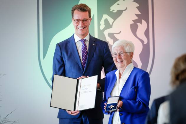 Verleihung des Verdienstorden des Landes Nordrhein-Westfalen Karin Jaeger aus Koenigswinter Ehrenamtlich taetig in der Evangelischen Kirchengemeinde Koenigswinter mit Hendrik Wuest Ministerpraesident von Nordrhein-Westfalen mit dem Verdienstkreuz und der Urkunde bei der Verleihung des Verdienstorden des Landes Nordrhein-Westfalen in der Staatskanzlei in Duesseldorf, Duesseldorf, 22.08.2023 Duesseldorf Nordrhein-Westfalen Deutschland
