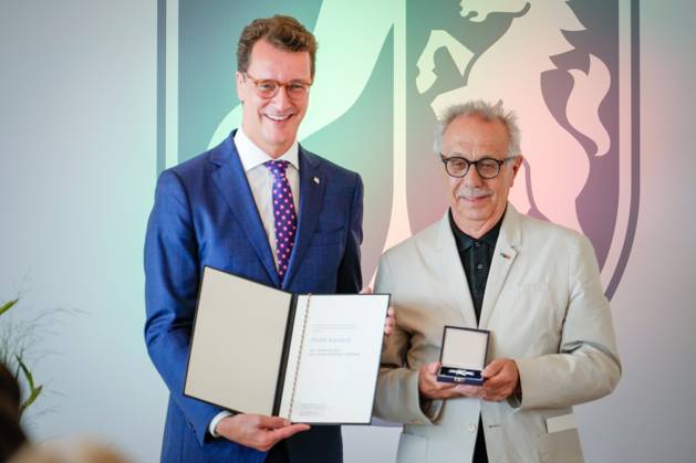Verleihung des Verdienstorden des Landes Nordrhein-Westfalen Dieter Kosslick aus Berlin erster Geschaeftsfuehrer der Filmstiftung NRW hat die Entwicklung Nordrhein-Westfalens mit Hendrik Wuest Ministerpraesident von Nordrhein-Westfalen mit dem Verdienstkreuz und der Urkunde bei der Verleihung des Verdienstorden des Landes Nordrhein-Westfalen in der Staatskanzlei in Duesseldorf, Düsseldorf, 22.08.2023 Duesseldorf Nordrhein-Westfalen Deutschland