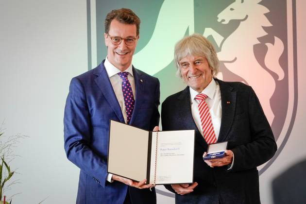 Verleihung des Verdienstorden des Landes Nordrhein-Westfalen Peter Borsdorff aus Dueren, der Gruender der Initiative Running for Kids Leichtathleten helfen behinderten Kindern mit Hendrik Wuest Ministerpraesident von Nordrhein-Westfalen mit dem Verdienstkreuz und der Urkunde bei der Verleihung des Verdienstorden des Landes Nordrhein-Westfalen in der Staatskanzlei in Duesseldorf, Düsseldorf, 22.08.2023 Duesseldorf Nordrhein-Westfalen Deutschland