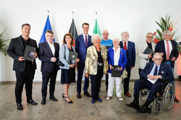News Bilder des Tages Verleihung des Verdienstorden des Landes Nordrhein-Westfalen Gruppenfoto Hendrik Wuest Ministerpraesident von Nordrhein-Westfalen und allen Preistraegern im Anschluss an die Verleihung des Verdienstorden des Landes Nordrhein-Westfalen in der Staatskanzlei in Duesseldorf, Düsseldorf, 22.08.2023 Duesseldorf Nordrhein-Westfalen Deutschland
