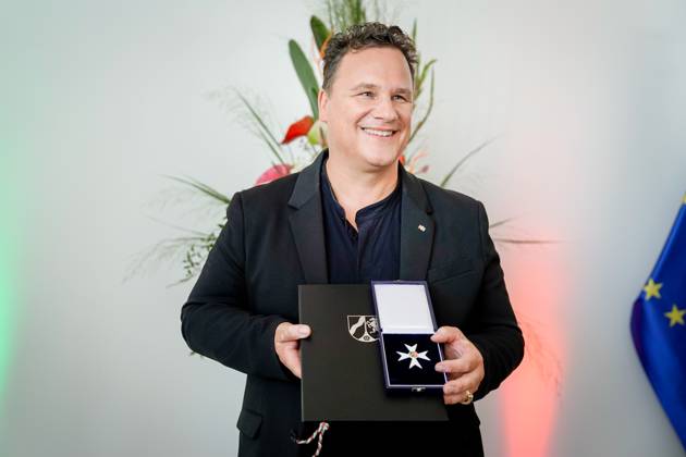Verleihung des Verdienstorden des Landes Nordrhein-Westfalen Guido Maria Kretschmer aus Hamburg der Modedesigner und beliebte Moderator praesentiert seinen soeben ueberreichten Verdienstorden im Anschluss an die Verleihung des Verdienstorden des Landes Nordrhein-Westfalen in der Staatskanzlei in Duesseldorf, Düsseldorf, 22.08.2023 Duesseldorf Nordrhein-Westfalen Deutschland