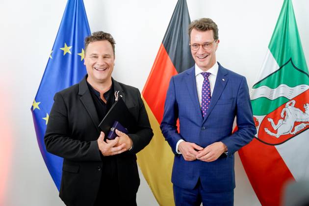 Verleihung des Verdienstorden des Landes Nordrhein-Westfalen Guido Maria Kretschmer aus Hamburg der Modedesigner und beliebte Moderator mit Hendrik Wuest Ministerpraesident von Nordrhein-Westfalen mit dem Verdienstkreuz und der Urkunde im Anschluss an die Verleihung des Verdienstorden des Landes Nordrhein-Westfalen in der Staatskanzlei in Duesseldorf, Düsseldorf, 22.08.2023 Duesseldorf Nordrhein-Westfalen Deutschland