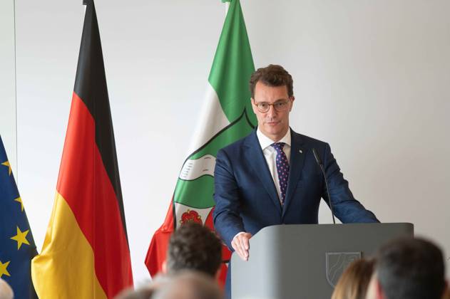 Hendrik WUEST, Wüst, CDU, Ministerpraesident des Landes Nordrhein-Westfalen, bei seiner Rede Ministerpraesident Hendrik WUEST zeichnet Buergerinnen und Buerger aus Nordrhein-Westfalen fuer ihr aussergewoehnliches Engagement fuer die Gesellschaft mit dem Verdienstorden des Landes aus, Verleihung des Verdienstordens des Landes Nordrhein-Westfalen in Duesseldorf am 22.08.2023