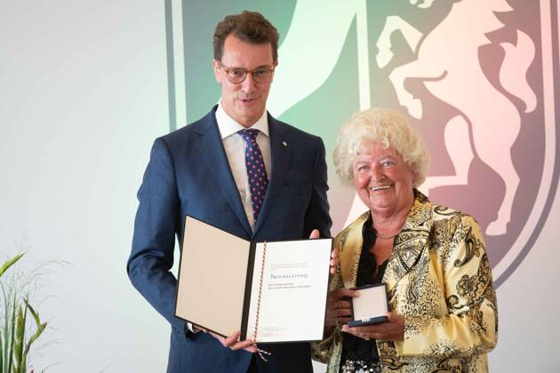 v.l. Hendrik WUEST, Wüst, CDU, Ministerpraesident des Landes Nordrhein-Westfalen, Theresia GERWING, Preistraegerin, Ministerpraesident Hendrik WUEST zeichnet Buergerinnen und Buerger aus Nordrhein-Westfalen fuer ihr aussergewoehnliches Engagement fuer die Gesellschaft mit dem Verdienstorden des Landes aus, Verleihung des Verdienstordens des Landes Nordrhein-Westfalen in Duesseldorf am 22.08.2023