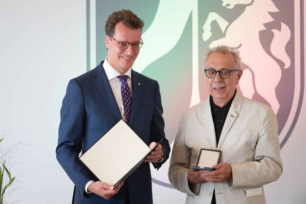 v.l. Hendrik WUEST, Wüst, CDU, Ministerpraesident des Landes Nordrhein-Westfalen, Dieter KOSSLICK, Preistraeger, Ministerpraesident Hendrik WUEST zeichnet Buergerinnen und Buerger aus Nordrhein-Westfalen fuer ihr aussergewoehnliches Engagement fuer die Gesellschaft mit dem Verdienstorden des Landes aus, Verleihung des Verdienstordens des Landes Nordrhein-Westfalen in Duesseldorf am 22.08.2023