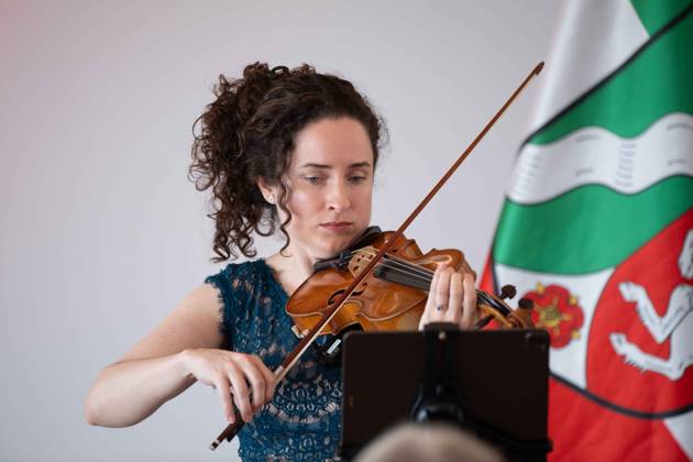 Hayley BULLOCK, Violinistin, Geigerin, Musikerin, Ministerpraesident Hendrik WUEST zeichnet Buergerinnen und Buerger aus Nordrhein-Westfalen fuer ihr aussergewoehnliches Engagement fuer die Gesellschaft mit dem Verdienstorden des Landes aus, Verleihung des Verdienstordens des Landes Nordrhein-Westfalen in Duesseldorf am 22.08.2023