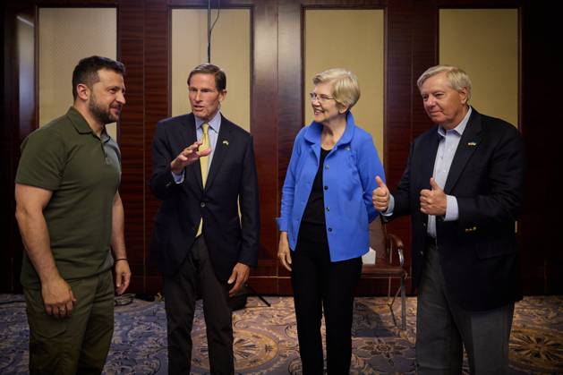 Bilder des Jahres 2023, News 08 August News Themen der Woche KW34 News Bilder des Tages Ukraine, Wolodymyr Selenskyj trifft US Senatoren Richard Blumenthal, Elizabeth Warren,Lindsey Graham Ukrainian President Volodymyr Zelenskyy meets with U.S. Senators Richard Blumenthal (D-CT), Lindsey Graham (R-SC), and Elizabeth Warren (D-MA), on Wednesday, August 23, 2023, in Kyiv, Ukraine. Zelenskyy stressed the importance of starting the process of transferring F-16 fighter jets to Ukraine, training pilots, and further support from the United States. Photo via Ukrainian Presidential Press Office WAX2023082301 UKRAINIANxPRESIDENTIALxPRESSxOFF