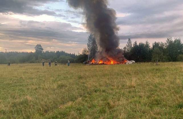 Bilder des Jahres 2023, News 08 August News Themen der Woche KW34 News Bilder des Tages A still image posted on a Wagner linked Telegram channel @grey_zone on August 23, 2023, shows rescuers work at the site of a plane crash near the village of Kuzhenkino, Tver region, Russia on August 23, 2023.. Russian Ministry of Emergency Situations said on Wednesday that a private plane crashed in Tver region, killing all 10 people aboard, while the Russian Federal Air Transport Agency, Rosaviatsia, said that Wagner chief Yevgeny Prigozhin was on the list of passengers. RUSS2023082302 Gray_Zone