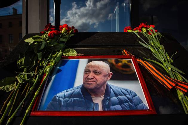 Bilder des Jahres 2023, News 08 August News Themen der Woche KW34 August 25, 2023, St. Petersburg, Russia: A portrait of Yevgeny Prigozhin, head of the private military company Wagner, and flowers laid in his memory at a cafe on Universitetskaya Embankment in St. Petersburg, which belongs to him. On Wednesday, August 23, the Federal Air Transport Agency confirmed in a statement the death of 10 people who were on board a business jet belonging to businessman and founder of Wagner PMC Yevgeny Prigozhin, which crashed in the Tver region, Russia. The Federal Air Transport Agency also confirmed that Yevgeny Prigozhin was on the list of 10 people on board, among whom 3 were crew members. Also on this list was Prigozhin s right hand, Dmitry Wagner Utkin. The Investigative Committee of Russia has launched a p - ZUMAs197 20230825_aaa_s197_133 Copyright: xArtemxPriakhinx