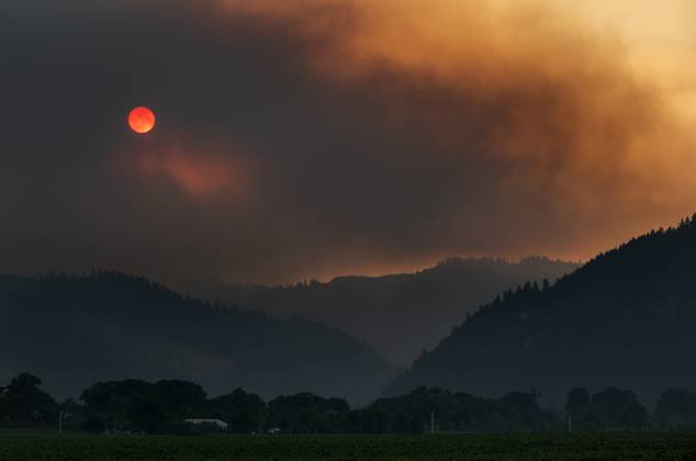 Bilder des Jahres 2023, News 08 August News Themen der Woche KW34 August 26, 2023, Umpqua, Oregon, USA: Heavy smoke from the southwest Oregon Cougar Creek Rattlesnake Ridge fire nearly blots out the setting sun in the mountains above vineyards and farms. The lightning caused fire has burned 1000 acres. Level three Ã¢â‚¬ËœGo NowÃ¢â‚¬â ¢ evacuations have been ordered for residents in rural areas in the zone of potential fire growth. Umpqua USA - ZUMAl31_ 20230826_zaf_l31_001 Copyright: xRobinxLoznakx