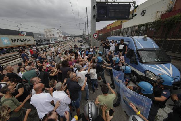 Bilder des Jahres 2023, News 08 August News Themen der Woche KW35 News Bilder des Tages Naples. Protest demonstration for the suspension of the basic income wanted by the Meloni government, blocking the entrance to the highway  Copyright: xSalvatorexLaporta KONTROLABx xipx xKONTROLABx IPA_IPA39904580