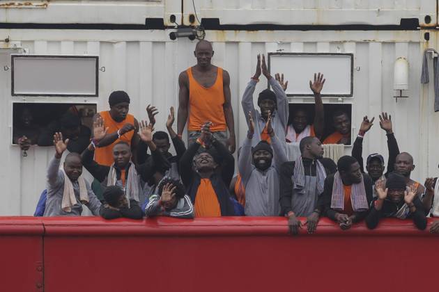 Bilder des Jahres 2023, News 08 August News Themen der Woche KW35 News Bilder des Tages Migrants aboard the Ocean Viking , the SOS Mediterranee ship that rescued 439 migrants between Lampedusa and Tunisia, disembark in the port of Naples.  Copyright: xSalvatorexLaporta KONTROLABx xipx xKONTROLABx IPA_IPA39906840