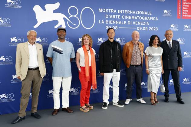 Roberto Cicutto, Kahlil Joseph, Tricia Tuttle, Jonas Carpignano, Jean-Paul Salome, Kaouther Ben Hania und Alberto Barbera beim Photocall der Orizzonti Award Jury für den besten Debütfilm auf der Biennale di Venezia 2023 80. Internationale Filmfestspiele von Venedig im Palazzo del Casino. Venedig, 30.08.2023