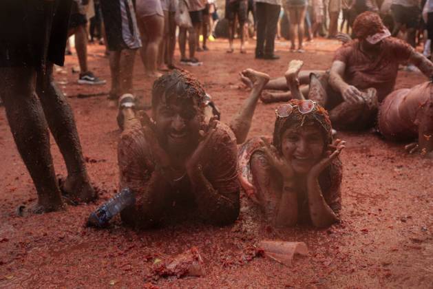 Bilder des Jahres 2023, News 08 August News Themen der Woche KW35 News Bilder des Tages Spanien, Tomatenschlacht Tomatina in Valencia Festival of La Tomatina - Valencia Two people covered with tomato during the festival of La Tomatina, on August 30, 2023, in Bunol, Valencia, Valencian Community (Spain). La Tomatina has been celebrated for 76 years in Bunol on the last Wednesday of August. The company Citromed from La Llosa (Castellon), which has been preparing the tomato for 20 years, has organized this year 150,00 kilos of pear and ripe tomatoes that are used as ammunition in this festival. The tons of tomatoes cover floors, walls and clothes of all the people who attend this celebration, which attracts both national and international tourism. Photo by Jorge Gil Europa Press ABACAPRESS.COM Bunol (Valencia) Spain Copyright: xEuropaxPress ABACAx 865670_009 EuropaxPress ABACAx 865670_009
