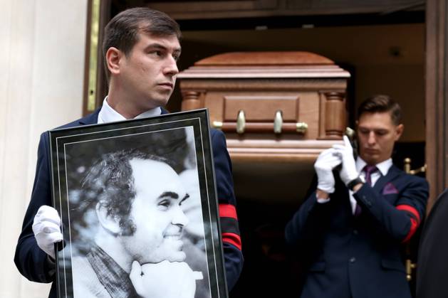 Bilder des Jahres 2023, Entertainment 08 August Entertainment Themen der Woche KW35 Entertainment Bilder des Tages RUSSIA, MOSCOW - AUGUST 30, 2023: Pallbearers carry the coffin after a farewell ceremony for the late film director and screenwriter Gleb Panfilov outside the Church of the Beheading of John the Baptist at the Novodevichy Convent. Gleb Panfilov passed away on August 26 at the age of 89. Sergei Bobylev TASS  61531028