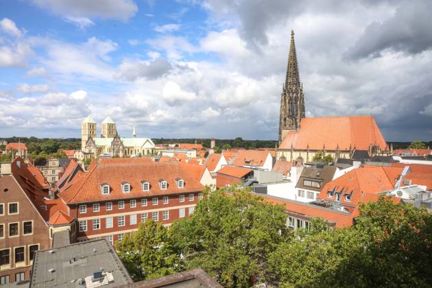 DEU, Deutschland, Nordrhein-Westfalen, Münster, 31.08.2023: Pressekonferenz anlässlich der Bundesweiten Eröffnung des Tags des offenen Denkmals in Münster. Blick über die Dächer des Prinzipalmarkts auf den St. Paulus Dom und die St. Lamberti Kirche