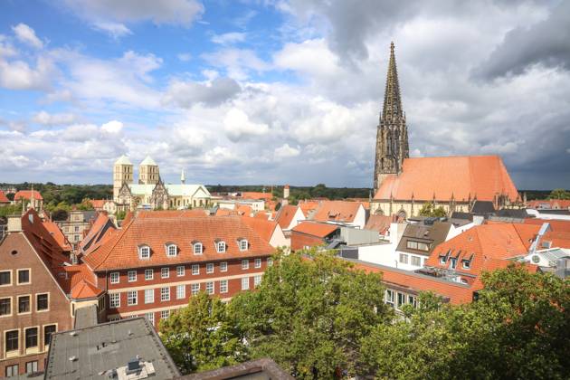 DEU, Deutschland, Nordrhein-Westfalen, Münster, 31.08.2023: Pressekonferenz anlässlich der Bundesweiten Eröffnung des Tags des offenen Denkmals in Münster. Blick über die Dächer des Prinzipalmarkts auf den St. Paulus Dom und die St. Lamberti Kirche