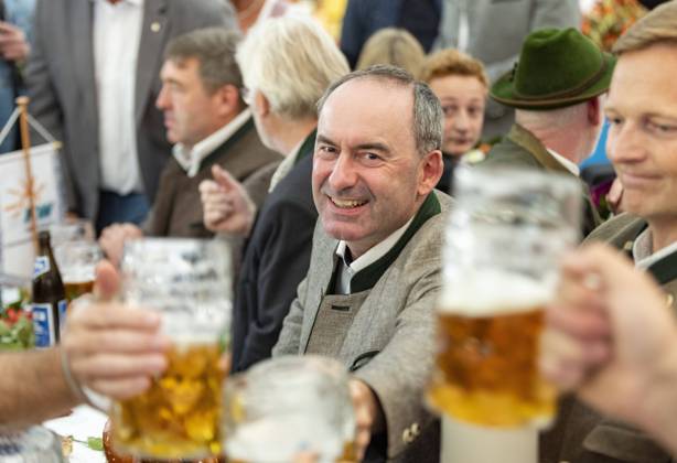 Bilder des Jahres 2023, News 08 August News Themen der Woche KW35 News Bilder des Tages Festrede von Hubert Aiwanger Freie Wähler im Festzelt Aschauer Markt in Aschau im Chiemgau Datum: 31.08.2023