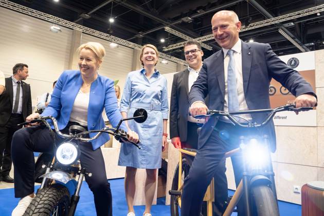 Bilder des Jahres 2023, News 09 September News Themen der Woche KW35 News Bilder des Tages IFA, Der Regierende Bürgermeister von Berlin, Kai Wegner, Wirtschaftssenatorin Franziska Giffey Kai Wegner und Franziska Giffey am 1. September auf dem Eröffnungsrundgang der IFA 2023, 1.9.2023 Berlin Berlin GER