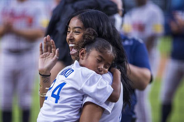 Bilder des Jahres 2023, Entertainment 09 September Entertainment Themen der Woche KW35 Entertainment Bilder des Tages September 1, 2023, Los Angeles, California, USA: Natalia Bryant holding younger sister, Capri before the ceremonial first pitch prior to the regular season MLB game between the Los Angeles Dodgers and the Atlanta Braves on Friday, September 1, 2023 at Dodger Stadium in Los Angeles, California. ARIANA RUIZ PI Los Angeles USA - ZUMAp124 20230901_zaa_p124_130 Copyright: xArianaxRuizx