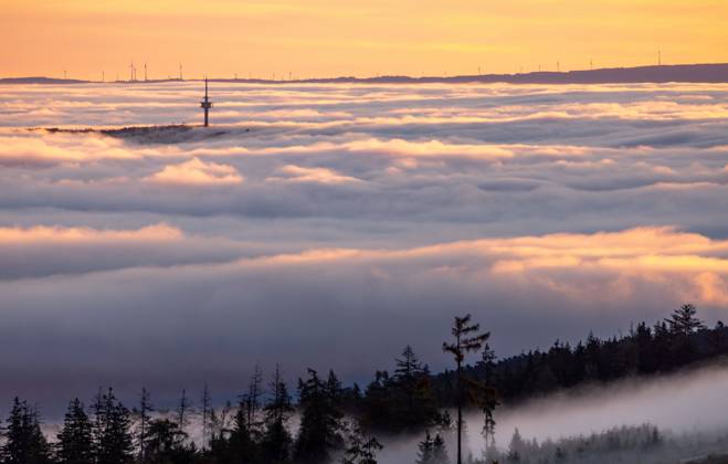 Bilder des Jahres 2023, News 09 September News Themen der Woche KW35 News Bilder des Tages Sonnenaufgang über dem Nebel Blick auf den Sonnenaufgang aus den Höhenlagen des Taunus, Tal ist eine dicke Nebeldecke zu sehen, aus der die höchsten Gipfel des Mittelgebirges herausragen, mittig der Gipfel des Winterstein Steinkopf. Im Hintergrund Windräder eines Windparks., Schmitten Hessen Deutschland