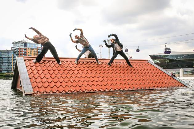 Bilder des Jahres 2023, News 09 September News Themen der Woche KW35 News Bilder des Tages Sliding Slope performance by Vloeistof at Royal Docks, London, UK London, UK, 02nd Sep 2023. Performers from Dutch group Vloeistof present Sliding Slope a performance immersed in the water at Royal Docks, part of Greenwich+Docklands International Festival. Four people fight for survival on the rooftop of a submerged house. Inspired by the North Sea Flood of 1953, bringing a devastating historical disaster up to date in the face of rising sea water levels and global warming., Credit:Imageplotter Avalon Copyright: xImageplotterx xAvalonx 0802313157