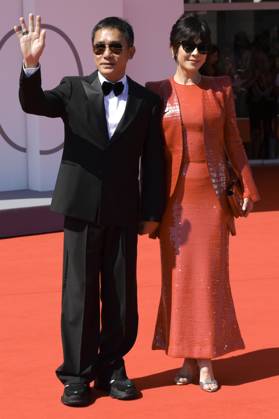 Tony Leung Chiu-wai und Carina Lau Kar-ling bei der Premiere des Dokumentarfilms La parte del Leone: una storia della Mostra The Lion s Share: a History of the Mostra und die Verleihung des Goldenen Löwen für das Lebenswerk an Tony Leung Chiu-wai auf der Biennale di Venezia 2023 80. Internationale Filmfestspiele von Venedig im Palazzo del Cinema. Venedig, 02.09.2023