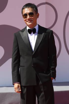 Tony Leung Chiu-wai bei der Premiere des Dokumentarfilms La parte del Leone: una storia della Mostra The Lion s Share: a History of the Mostra und die Verleihung des Goldenen Löwen für das Lebenswerk an Tony Leung Chiu-wai auf der Biennale di Venezia 2023 80. Internationale Filmfestspiele von Venedig im Palazzo del Cinema. Venedig, 02.09.2023