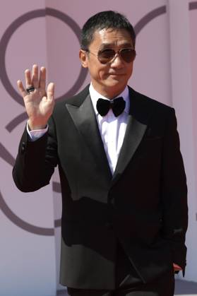 Tony Leung Chiu-wai bei der Premiere des Dokumentarfilms La parte del Leone: una storia della Mostra The Lion s Share: a History of the Mostra und die Verleihung des Goldenen Löwen für das Lebenswerk an Tony Leung Chiu-wai auf der Biennale di Venezia 2023 80. Internationale Filmfestspiele von Venedig im Palazzo del Cinema. Venedig, 02.09.2023