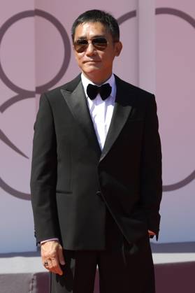 Tony Leung Chiu-wai bei der Premiere des Dokumentarfilms La parte del Leone: una storia della Mostra The Lion s Share: a History of the Mostra und die Verleihung des Goldenen Löwen für das Lebenswerk an Tony Leung Chiu-wai auf der Biennale di Venezia 2023 80. Internationale Filmfestspiele von Venedig im Palazzo del Cinema. Venedig, 02.09.2023