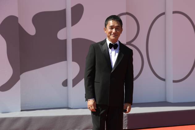 Tony Leung Chiu-wai bei der Premiere des Dokumentarfilms La parte del Leone: una storia della Mostra The Lion s Share: a History of the Mostra und die Verleihung des Goldenen Löwen für das Lebenswerk an Tony Leung Chiu-wai auf der Biennale di Venezia 2023 80. Internationale Filmfestspiele von Venedig im Palazzo del Cinema. Venedig, 02.09.2023