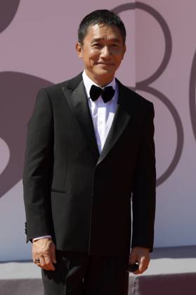 Tony Leung Chiu-wai bei der Premiere des Dokumentarfilms La parte del Leone: una storia della Mostra The Lion s Share: a History of the Mostra und die Verleihung des Goldenen Löwen für das Lebenswerk an Tony Leung Chiu-wai auf der Biennale di Venezia 2023 80. Internationale Filmfestspiele von Venedig im Palazzo del Cinema. Venedig, 02.09.2023