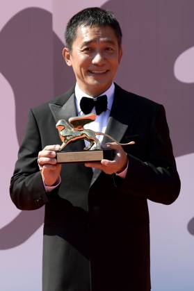 Tony Leung Chiu-wai bei der Premiere des Dokumentarfilms La parte del Leone: una storia della Mostra The Lion s Share: a History of the Mostra und die Verleihung des Goldenen Löwen für das Lebenswerk an Tony Leung Chiu-wai auf der Biennale di Venezia 2023 80. Internationale Filmfestspiele von Venedig im Palazzo del Cinema. Venedig, 02.09.2023