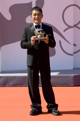 Tony Leung Chiu-wai bei der Premiere des Dokumentarfilms La parte del Leone: una storia della Mostra The Lion s Share: a History of the Mostra und die Verleihung des Goldenen Löwen für das Lebenswerk an Tony Leung Chiu-wai auf der Biennale di Venezia 2023 80. Internationale Filmfestspiele von Venedig im Palazzo del Cinema. Venedig, 02.09.2023