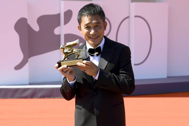 Tony Leung Chiu-wai bei der Premiere des Dokumentarfilms La parte del Leone: una storia della Mostra The Lion s Share: a History of the Mostra und die Verleihung des Goldenen Löwen für das Lebenswerk an Tony Leung Chiu-wai auf der Biennale di Venezia 2023 80. Internationale Filmfestspiele von Venedig im Palazzo del Cinema. Venedig, 02.09.2023
