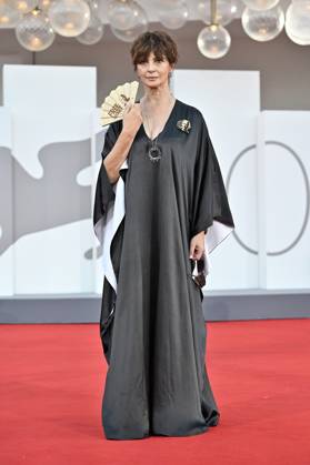 Kineo Prize, Venice Film Festival, Italy - 02 Sep 2023 Laura Morante posing with a folding fan and a pin, free Assange during Kineo Prize. 80th Venice International Film Festival on September 2, 2023 in Venice, Italy, Credit:Maria Laura Antonelli Avalon Italy, Venice  Copyright: xMariaxLauraxAntonellix xAvalonx 0802405531