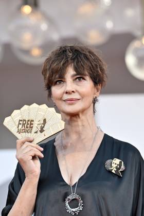 Kineo Prize, Venice Film Festival, Italy - 02 Sep 2023 Laura Morante con il ventaglio e la spilla free Assange during Kineo Prize. 80th Venice International Film Festival on September 2, 2023 in Venice, Italy, Credit:Maria Laura Antonelli Avalon Italy, Venice  Copyright: xMariaxLauraxAntonellix xAvalonx 0802405515