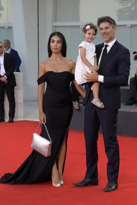Fabio Fulco mit Ehefrau Veronica Papa und Tochter Agnes bei der Verleihung des Kineo Award 2023 auf der Biennale di Venezia 2023 80. Internationale Filmfestspiele von Venedig im Palazzo del Cinema. Venedig, 02.09.2023