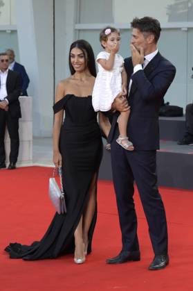 Fabio Fulco mit Ehefrau Veronica Papa und Tochter Agnes bei der Verleihung des Kineo Award 2023 auf der Biennale di Venezia 2023 80. Internationale Filmfestspiele von Venedig im Palazzo del Cinema. Venedig, 02.09.2023