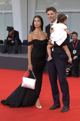 Fabio Fulco mit Ehefrau Veronica Papa und Tochter Agnes bei der Verleihung des Kineo Award 2023 auf der Biennale di Venezia 2023 80. Internationale Filmfestspiele von Venedig im Palazzo del Cinema. Venedig, 02.09.2023