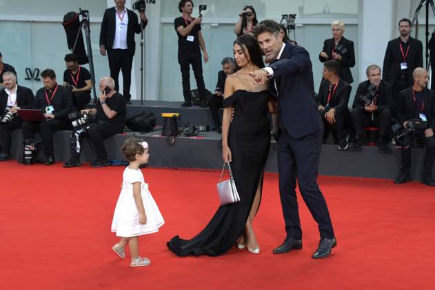 Fabio Fulco mit Ehefrau Veronica Papa und Tochter Agnes bei der Verleihung des Kineo Award 2023 auf der Biennale di Venezia 2023 80. Internationale Filmfestspiele von Venedig im Palazzo del Cinema. Venedig, 02.09.2023
