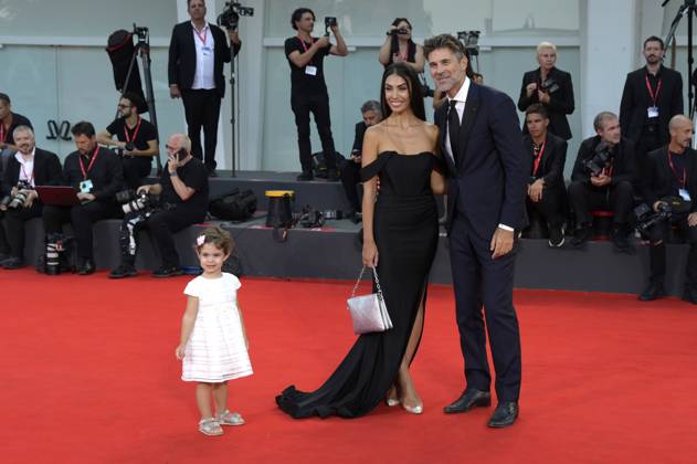 Fabio Fulco mit Ehefrau Veronica Papa und Tochter Agnes bei der Verleihung des Kineo Award 2023 auf der Biennale di Venezia 2023 80. Internationale Filmfestspiele von Venedig im Palazzo del Cinema. Venedig, 02.09.2023