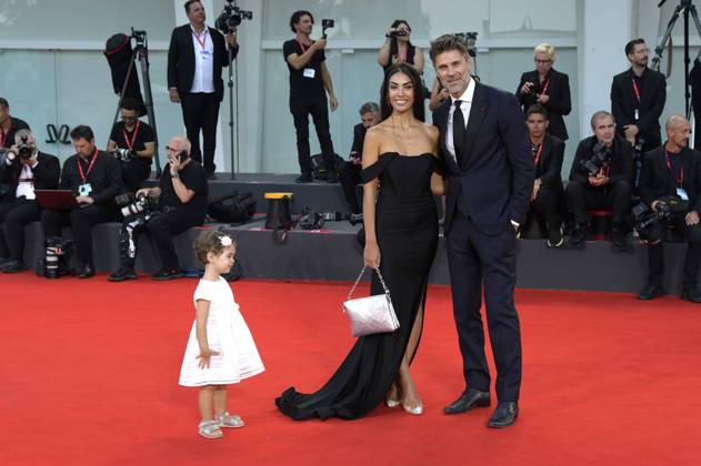 Fabio Fulco mit Ehefrau Veronica Papa und Tochter Agnes bei der Verleihung des Kineo Award 2023 auf der Biennale di Venezia 2023 80. Internationale Filmfestspiele von Venedig im Palazzo del Cinema. Venedig, 02.09.2023