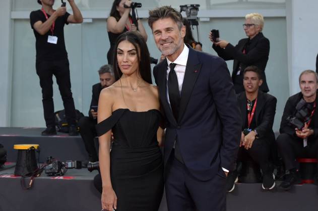 Fabio Fulco mit Ehefrau Veronica Papa bei der Verleihung des Kineo Award 2023 auf der Biennale di Venezia 2023 80. Internationale Filmfestspiele von Venedig im Palazzo del Cinema. Venedig, 02.09.2023