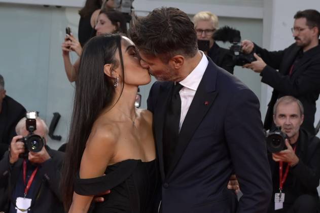 Fabio Fulco mit Ehefrau Veronica Papa bei der Verleihung des Kineo Award 2023 auf der Biennale di Venezia 2023 80. Internationale Filmfestspiele von Venedig im Palazzo del Cinema. Venedig, 02.09.2023