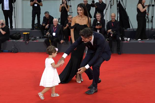 Fabio Fulco mit Ehefrau Veronica Papa und Tochter Agnes bei der Verleihung des Kineo Award 2023 auf der Biennale di Venezia 2023 80. Internationale Filmfestspiele von Venedig im Palazzo del Cinema. Venedig, 02.09.2023