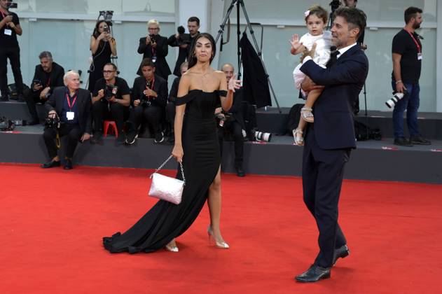 Fabio Fulco mit Ehefrau Veronica Papa und Tochter Agnes bei der Verleihung des Kineo Award 2023 auf der Biennale di Venezia 2023 80. Internationale Filmfestspiele von Venedig im Palazzo del Cinema. Venedig, 02.09.2023